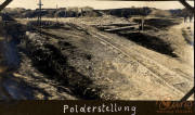 Militärische Polderstellung in der Heer-Region mit Schienenverlauf und befestigten Stellungen