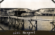 Südlicher Newport Hafen mit Steg und umliegenden Hügeln in der Vergangenheit