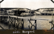 Südlicher Newport Hafen mit Steg und umliegenden Hügeln in der Vergangenheit