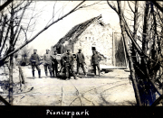Pionierpark mit Soldaten der Heer in historischer Umgebung während der Fernspähabteilung
