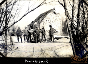 Pionierpark mit Soldaten der Heer in historischer Umgebung während der Fernspähabteilung