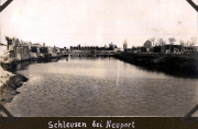 Blick auf die Schleusen bei Newport mit umliegender Landschaft und ruhigem Wasser, historische Aufnahme der Heer-Abteilung