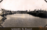 Blick auf die Schleusen bei Newport mit umliegender Landschaft und ruhigem Wasser, historische Aufnahme der Heer-Abteilung