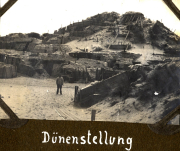 Befestigtes Militärlager in Düne, mit Soldat in Uniform, während des Ersten Weltkriegs