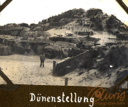 Befestigtes Militärlager in Düne, mit Soldat in Uniform, während des Ersten Weltkriegs