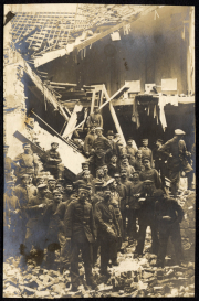 Soldaten der Fernsp. Abtlg. 199 in einem zerstörten Gebäude während des Krieges