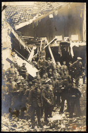 Soldaten der Fernsp. Abtlg. 199 in einem zerstörten Gebäude während des Krieges