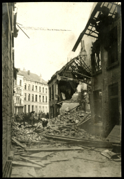 Zerstörte Stadtstraße mit Trümmern nach einem Bombenangriff während des Krieges
