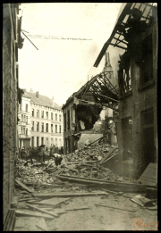 Zerstörte Stadtstraße mit Trümmern nach einem Bombenangriff während des Krieges