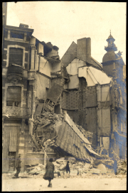Verheerende Zerstörung durch den Krieg in einer Stadt mit beschädigten Gebäuden und Menschen auf der Straße