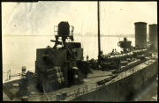 Historisches Kriegsschiff der deutschen Marine an einem ruhigen Gewässer
