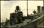 Historisches Kriegsschiff der deutschen Marine an einem ruhigen Gewässer