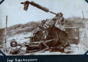 Historische Aufnahme einer beschädigten Kanone im Ersten Weltkrieg mit Soldaten bei der Reparatur