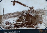 Historische Aufnahme einer beschädigten Kanone im Ersten Weltkrieg mit Soldaten bei der Reparatur