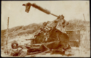 Zerstörte Artillerieposition nach einem Gefecht im Ersten Weltkrieg in den Schützengräben