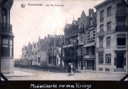 Blick auf die Rue Van Hinsbergh in Middelkerke vor dem Krieg, mit historischen Gebäuden und Spaziergängern