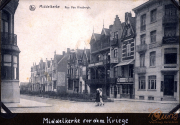Blick auf die Rue Van Hinsbergh in Middelkerke vor dem Krieg, mit historischen Gebäuden und Spaziergängern