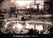 Stimmung eines Kriegsgebiets mit Soldat und Einschlagtrichter aus dem Ersten Weltkrieg