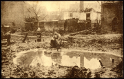 Zerstörte Landschaft nach dem Krieg mit einem Mann am Wasserrest