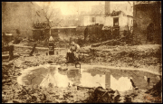 Zerstörte Landschaft nach dem Krieg mit einem Mann am Wasserrest