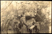 Soldaten der Heer besprechen Strategien in einer Waldlandschaft während des Ersten Weltkriegs