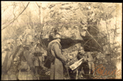 Soldaten der Heer besprechen Strategien in einer Waldlandschaft während des Ersten Weltkriegs