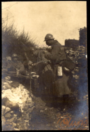Soldaten in einem Trench während des Ersten Weltkriegs mit militärischer Ausrüstung und einer ruhigen Umgebung