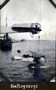 Militärische Wasserflugzeuge im Hafen während des Ersten Weltkriegs
