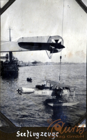 Militärische Wasserflugzeuge im Hafen während des Ersten Weltkriegs