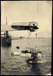 Historische Szene mit Wasserflugzeugen der Heer Luftwaffe in einem Hafen