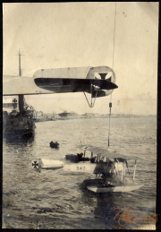 Historische Szene mit Wasserflugzeugen der Heer Luftwaffe in einem Hafen