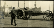 Soldat marschiert an einem Artilleriegeschütz vorbei in einer Stadt während des Ersten Weltkriegs