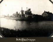 Schiffsattrappe im Wasser des Flusses bei der Heer Abteilung der Fernspäher