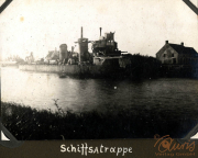 Schiffsattrappe im Wasser des Flusses bei der Heer Abteilung der Fernspäher