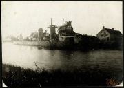 Historisches Militärschiff an einem Ufer während des Krieges im 20. Jahrhundert