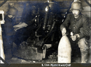 Soldaten bei der Bedienung eines 21 cm Mienenwerfers in einem Lager während des Ersten Weltkriegs