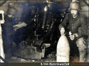 Soldaten bei der Bedienung eines 21 cm Mienenwerfers in einem Lager während des Ersten Weltkriegs