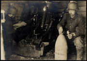 Soldaten bedienen eine Kanone in einem Bunker während des Ersten Weltkriegs