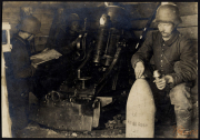 Soldaten bedienen eine Kanone in einem Bunker während des Ersten Weltkriegs