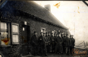 Soldaten der Fernspähabteilung vor einem historischen Gebäude in einem ländlichen Gebiet