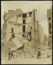 Ruine nach dem Krieg: Zerstörte Gebäude und Soldaten in einer urbanen Umgebung