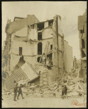 Ruine nach dem Krieg: Zerstörte Gebäude und Soldaten in einer urbanen Umgebung