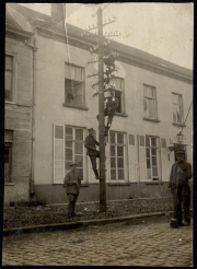 Betrieb der Fernmeldetechniker an einem alten Telefonmasten im Straßenverkehr während der historischen Zeit