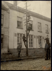Betrieb der Fernmeldetechniker an einem alten Telefonmasten im Straßenverkehr während der historischen Zeit