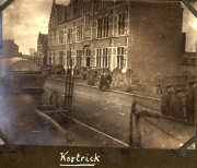 Historische Ansicht von Kortrijk mit Pferdekutschen und Gebäuden aus einer vergangenen Zeit