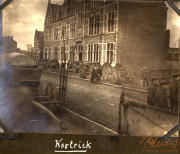 Historische Ansicht von Kortrijk mit Pferdekutschen und Gebäuden aus einer vergangenen Zeit