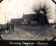 Kreuzung Hoogstede-Staden mit Soldaten und einem Pferd in ländlicher Umgebung