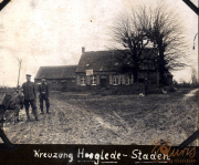 Kreuzung Hoogstede-Staden mit Soldaten und einem Pferd in ländlicher Umgebung