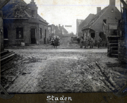 Zerstörte Straßen in Staden während des Ersten Weltkriegs mit Soldaten und beschädigten Gebäuden