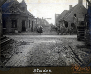 Zerstörte Straßen in Staden während des Ersten Weltkriegs mit Soldaten und beschädigten Gebäuden
